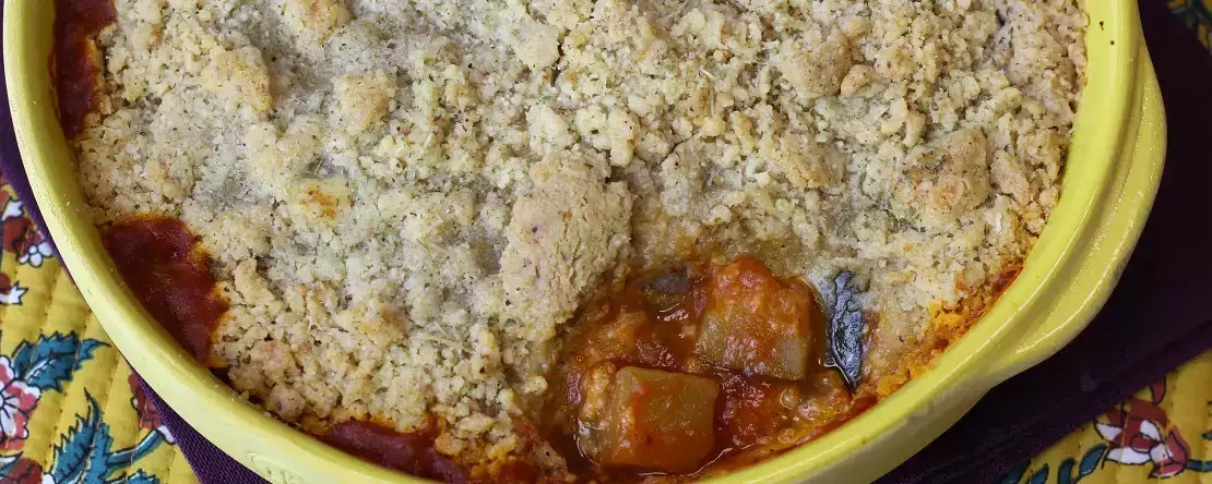 Ten crumble z ratatouille można przygotować z wyprzedzeniem i smakuje równie dobrze na ciepło, jak i na zimno!