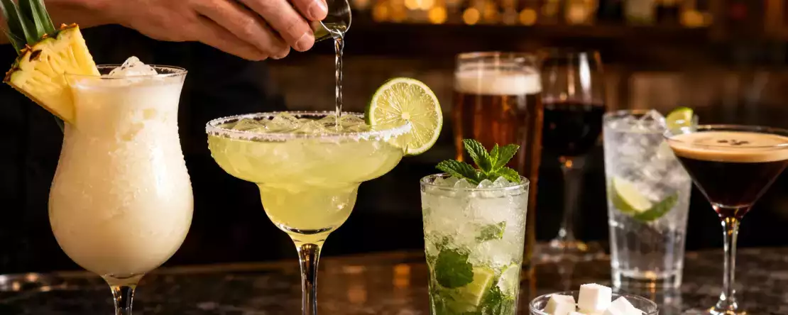 Nie doceniasz swojego drinka: ujawniono ukryte kalorie w 10 popularnych drinkach barowych