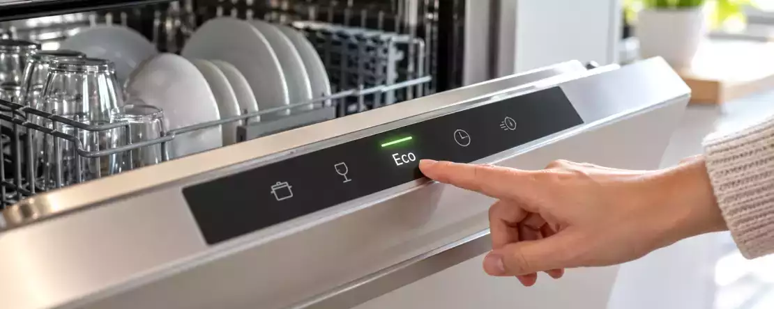 Czy tryb „Eco” w zmywarce naprawdę pozwala oszczędzać energię? Sprawdź, ile możesz zaoszczędzić