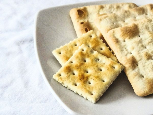 Dlaczego krakersy mają dziury? Prawdziwy powód ujawniony