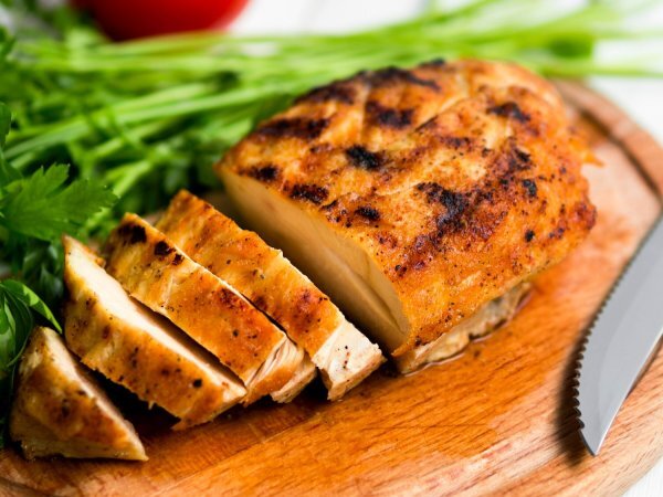 Błędy, które sprawiają, że kurczak jest suchy na grillu (i jak je naprawić)
