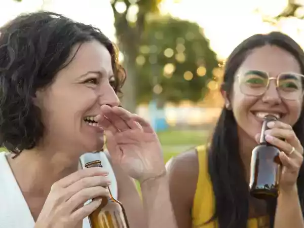 Zimne piwo czy gorąca herbata? Co bardziej orzeźwia, gdy jest gorąco?