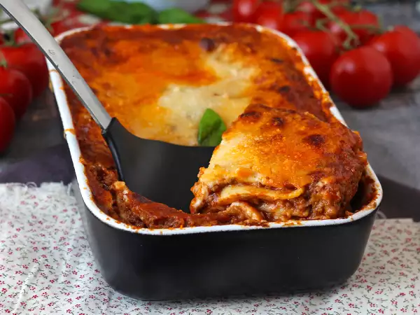 Od klasycznego bolognese po niezwykłą cukinię: 7 wersji lasagne, które Cię zaskoczą