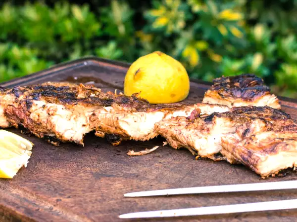 Nigdy więcej grillowania z komarami! Ta cytrynowa sztuczka jest niezawodna i dodaje smaku mięsu