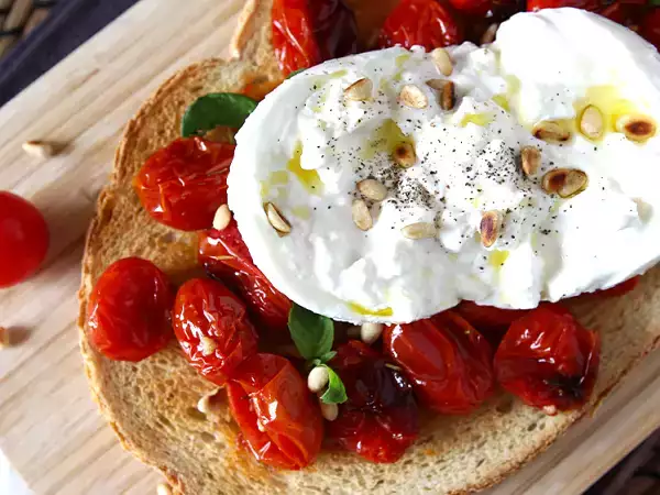 Burrata: 8 pomysłów na przepisy, które pozwolą wydobyć z tego kremowego sera to, co najlepsze