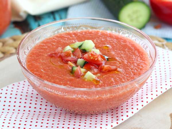 Jeśli byłeś w Hiszpanii, na pewno go próbowałeś: oto jak zrobić prawdziwe gazpacho w domu w 10 minut!