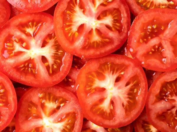 Czego nikt nie mówi o usuwaniu pestek z pomidorów
