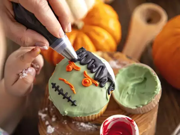 Cztery błędy w barwieniu żywności, które wyjaśniają, dlaczego desery na Halloween nie wychodzą tak, jak się spodziewałeś.