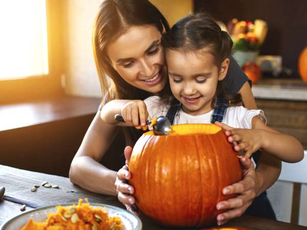 Jak wyrzeźbić dynię w domu i cieszyć się rytuałem Halloween bez skaleczeń i strachu.
