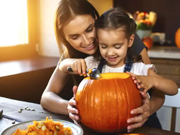 Jak wyrzeźbić dynię w domu i cieszyć się rytuałem Halloween bez skaleczeń i strachu.