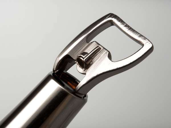 Skończyły ci się korkociągi? Nie martw się: te techniki awaryjne uratują twoje aperitify