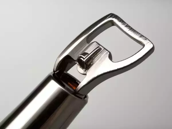 Skończyły ci się korkociągi? Nie martw się: te techniki awaryjne uratują twoje aperitify