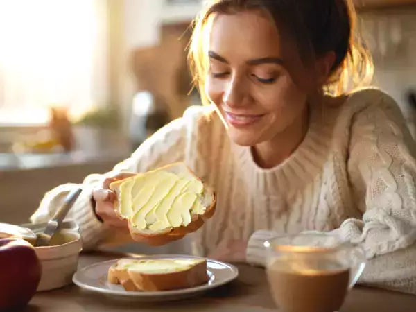 Chleb i masło: za tym porannym zwyczajem kryje się emocjonalne przywiązanie, którego nawet eksperci nie mogą zignorować.