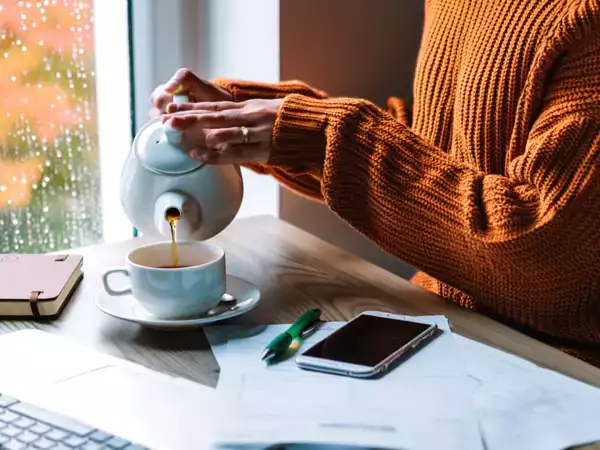 Myślisz, że nawadniasz się w zimnie... ale czy herbata naprawdę zastępuje wodę?