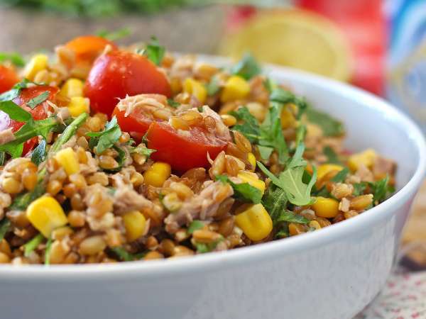 9 sprytnych pomysłów na opróżnienie lodówki (bez wyglądania jak skończyły się resztki )