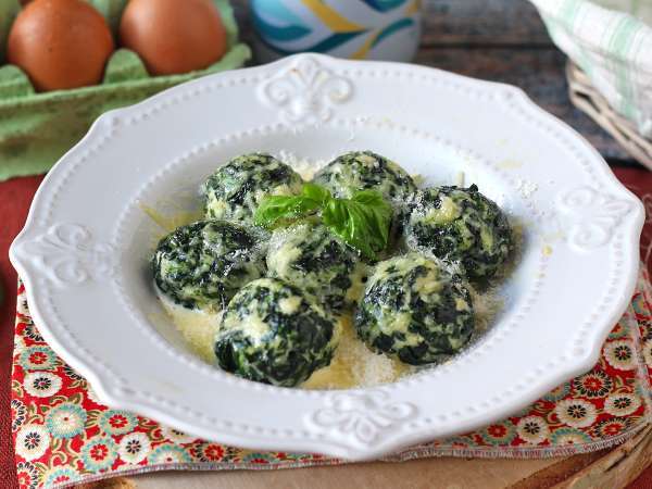 12 pieczonych świątecznych potraw, które można łatwo przygotować z wyprzedzeniem (i które zawsze świetnie wyglądają na stole)