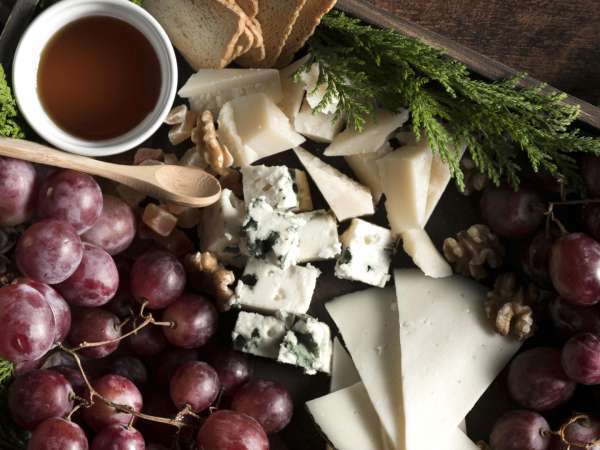 Nie chodzi o ser, ale o to, jak go traktujesz: klucze do dobrego przechowywania i serwowania sera