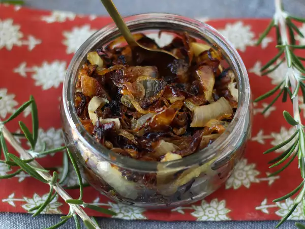 Konfitura z cebuli: łatwa, niedroga i idealna na świąteczne posiłki