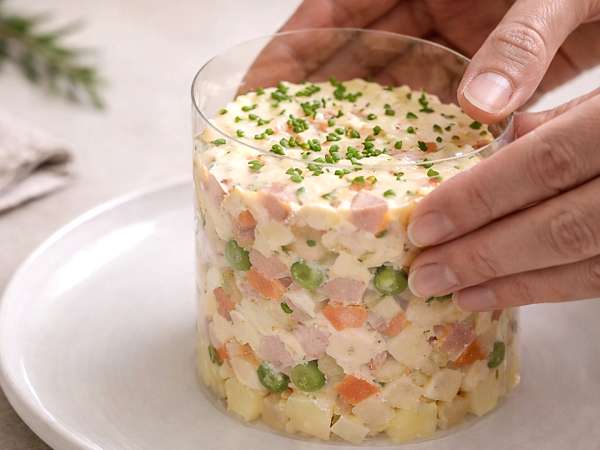 Bez pierścienia do platerowania i z gośćmi: sztuczka, która oszczędza prezentację potraw (z czymś, co już masz w domu).