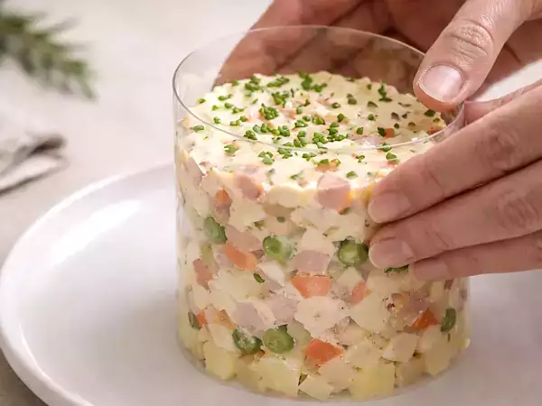 Bez pierścienia do platerowania i z gośćmi: sztuczka, która oszczędza prezentację potraw (z czymś, co już masz w domu).