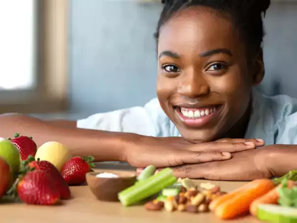 10 produktów na bielsze zęby: co naprawdę jeść?