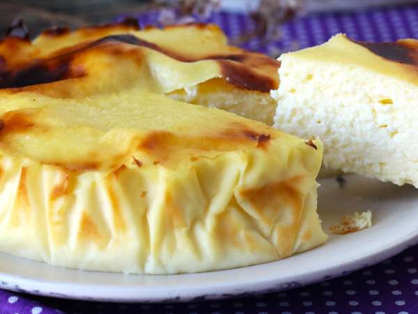 Zdrowy sernik we frytkownicy powietrznej. Słodka przekąska bez kłopotów.