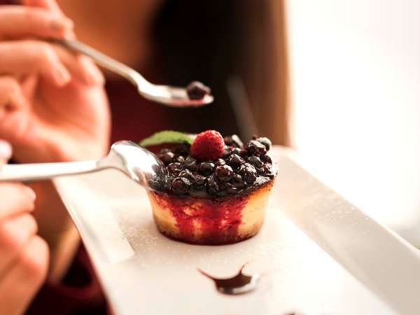 Deser jest taki sam. Wrażenie nie jest takie samo: czy wiesz, że sztućce mogą zmienić sposób, w jaki smakuje?