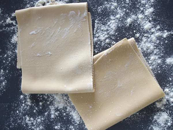 Jest to idealny domowy makaron lasagne: nie trzeba go najpierw gotować i jest jeszcze smaczniejszy