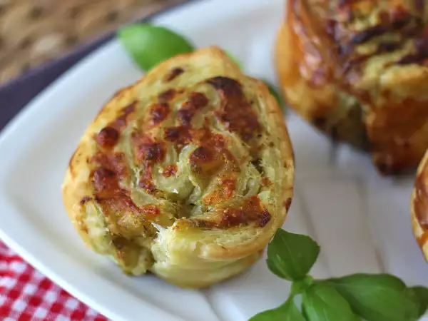 Przygotowanie tego ciasta francuskiego z pesto zajmuje zaledwie 15 minut... a znika jeszcze szybciej