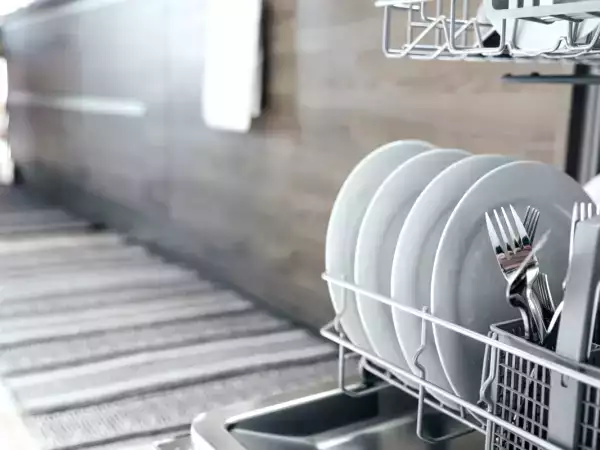 Czy należy płukać naczynia przed włożeniem ich do zmywarki - mówią eksperci