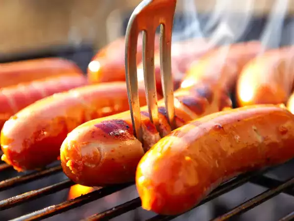 Nawiercanie kiełbasek przed gotowaniem: powszechny błąd czy genialna sztuczka? Prawda, która zmienia wszystko