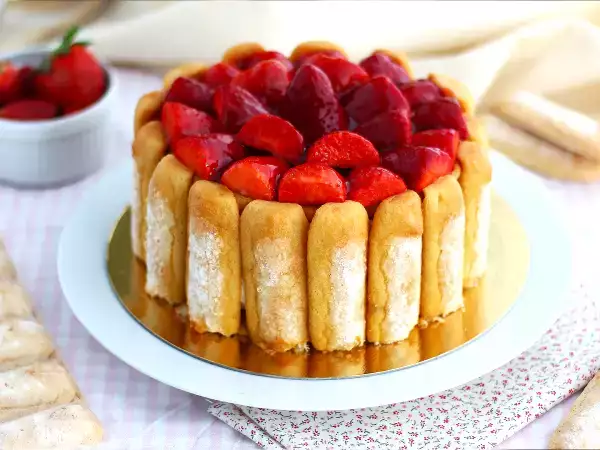 Ta prosta truskawkowa Charlotte to zdecydowanie nasz ulubiony wiosenny deser!