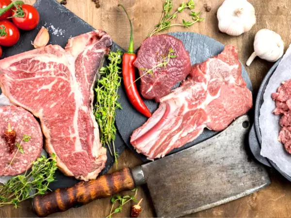 Dlaczego mięso należy zawsze wyjmować z lodówki przed gotowaniem (i na jak długo)?