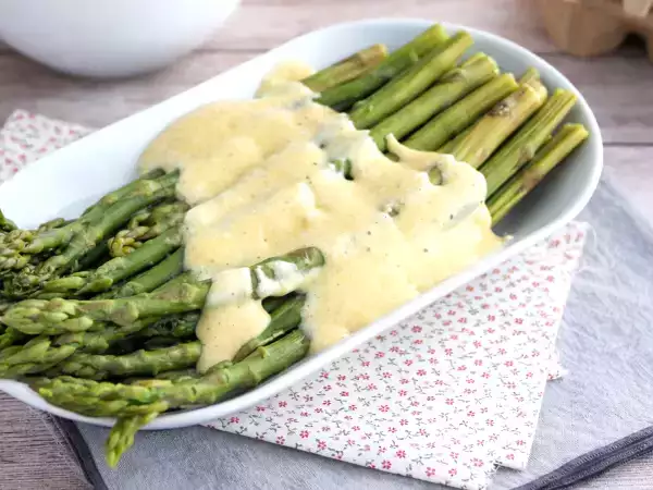 3 sosy, które wzbogacą smak zielonych szparagów bez maskowania ich aromatu