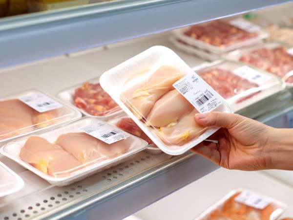 Kurczak w supermarkecie wygląda tak samo, ale jest coś, na co mało kto zwraca uwagę przed zakupem