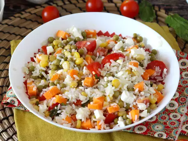 Rób sałatki z resztek: 17 przepisów na niesamowite dania z tego, co zostało w lodówce