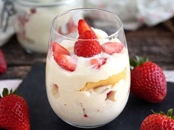 Truskawkowe tiramisu: wiosenna wersja włoskiego klasyka