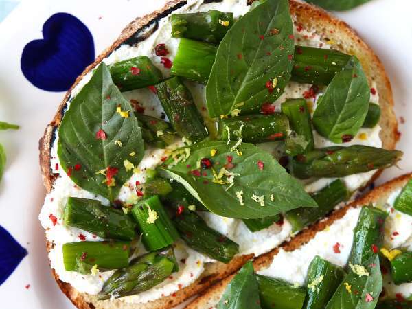 Wiosenna bruschetta, której pragną wszyscy: świeża, kremowa i gotowa w kilka minut