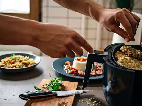 Codzienny menu, 23 kwietnia: chrupiące placuszki, komosa ryżowa i waniliowa panna cotta