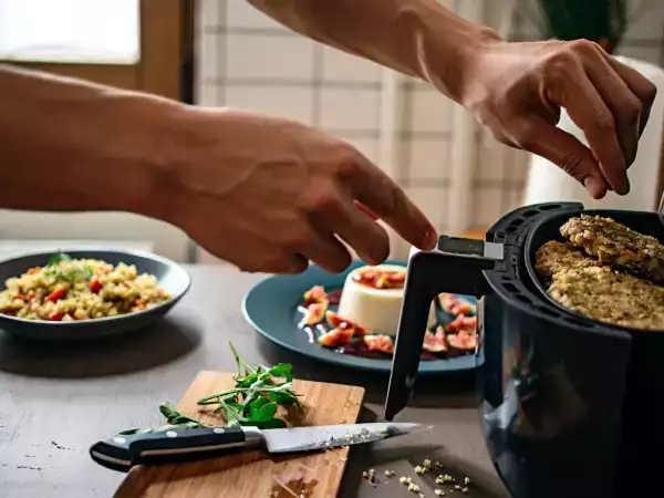 Codzienny menu, 23 kwietnia: chrupiące placuszki, komosa ryżowa i waniliowa panna cotta