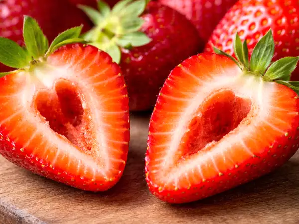 Dlaczego niektóre truskawki mają dziury w środku? Istnieje niewypowiedziany powód