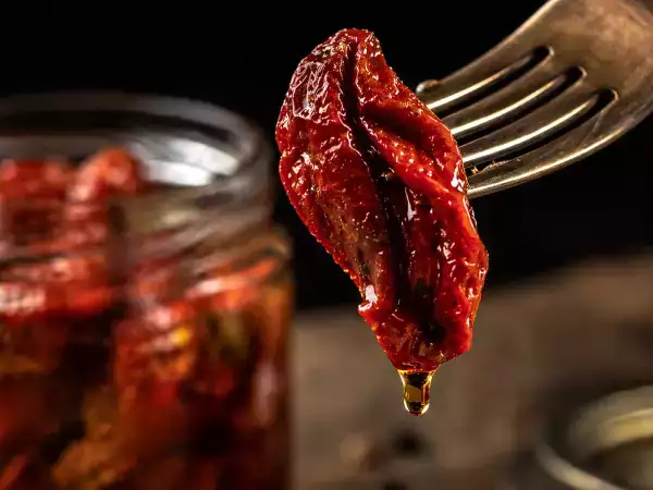 Suszone pomidory w oleju: koncentrat smaku w spiżarni i 10 przepisów, jak najlepiej go wykorzystać.