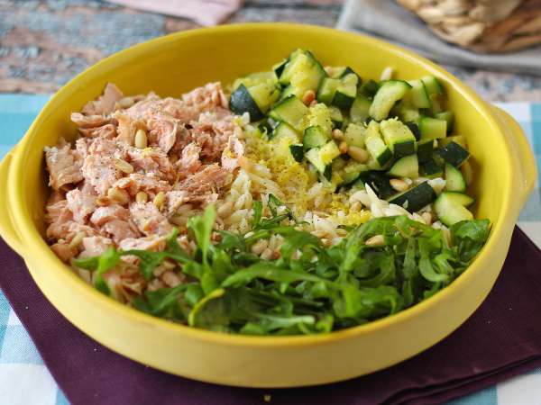 Orzo lub risoni: czym jest ten mały makaron i dlaczego tak dobrze sprawdza się w zupach, sałatkach i kremowych daniach?