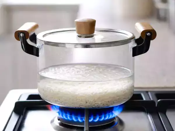 Nie musisz odmierzać wody: prosty trik na sypki ryż, którego mało kto używa