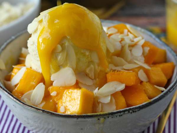 12 egzotycznych deserów z kokosem, mango, ananasem i marakują, które zachwycą Cię od pierwszego wejrzenia.