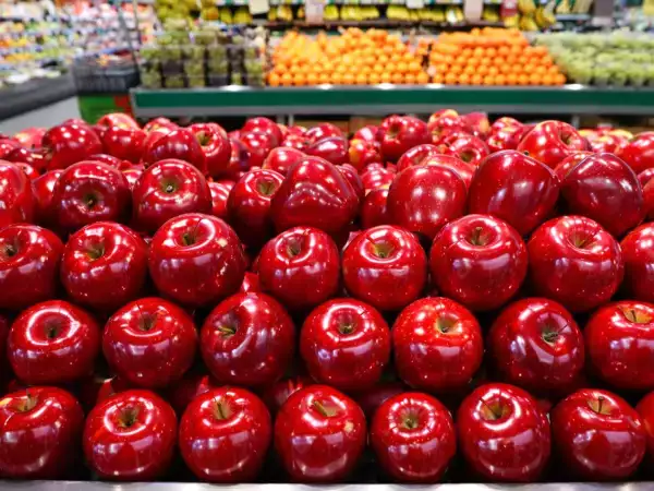 Czy ufasz tym błyszczącym jabłkom z supermarketu? Kryje się za tym coś, o czym niewielu wie