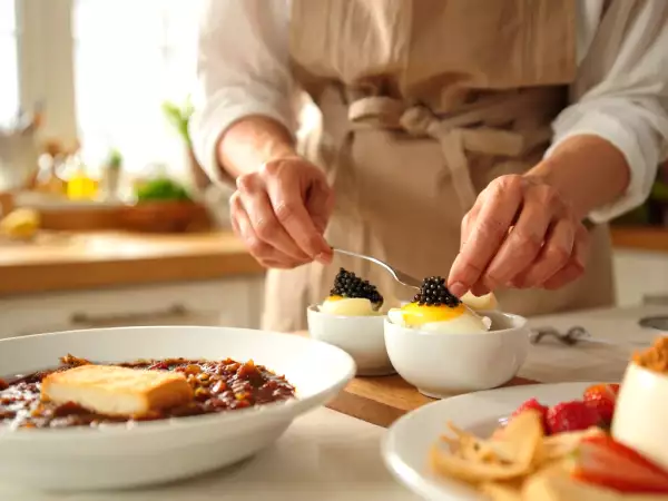 Codzienny menu, 4 maja: wykwintne jajka, klasyczna zupa cebulowa i wegańska panna cotta