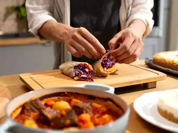 Codzienny menu, 18 maja: wegetariańskie sajgonki, hiszpański garnek i sernik jogurtowy