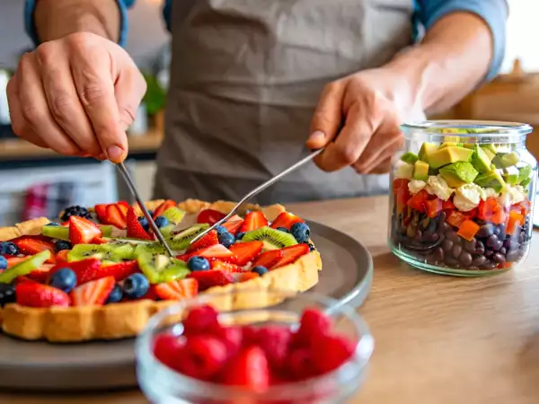Codzienny menu, 25 maja: owocowa tarta, sałatka meksykańska i sernik z kompotem