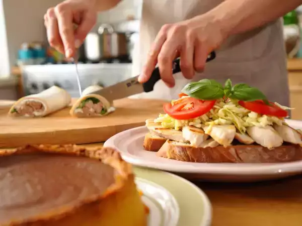 Codzienny menu, 23 maja: smakowite ruloniki, soczysta kanapka i czekoladowy flan